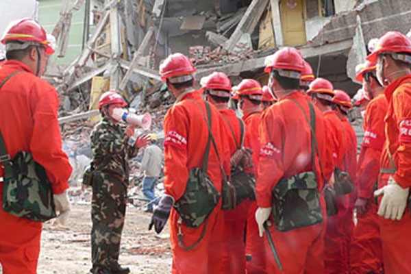 組織救援隊馳援汶川地震災區(qū)